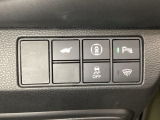 ハンドルの右側にHondaセンシング用のメインスイッチとパワーテールゲートスイッチがついています。パワーテールゲートスイッチは車内からでもテールゲートの開け閉めを電動でできます。