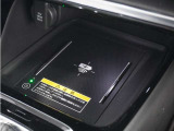 ◆ワイヤレス充電器◆ワイヤレス充電規格Qiに適合した機器を充電エリアに置くことで使用できます。