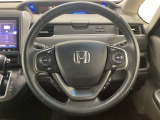 ハンドルにHondaセンシング系のクルーズコントロールやレーンキープアシストなどのスイッチと、オーディオの操作スイッチが装備されています。ハンドルから手を離さず安全に操作できます。