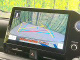【バックカメラ】駐車時に後方がリアルタイム映像で確認できます。大型商業施設や立体駐車場での駐車時や、夜間のバック時に大活躍!運転スキルに関わらず、今や必須となった装備のひとつです!