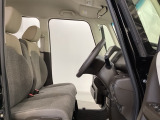 女性でも運転がしやすいように、シートの高さ調整機能(シートリフター)がついています。運転席と助手席の間が空いている為、助手席側への移動がスムーズです。交通量の多い道でも助手席側から乗り降りができます。