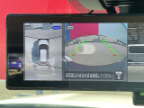 【アラウンドビューモニター】上空から見下ろしているかのような映像を映し出して周囲を確認し、スムーズな駐車をアシスト。状況に応じてルームミラーの大型モニター表示の切り替えができます音符