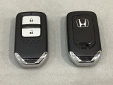 スマートキーを装備しています。鍵を差し込むことなくドアロックの開け閉めと、スタートボタン操作でのエンジンスタートができます。スペアキーも同じものを用意しております。