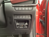 運転席の右下には各種スイッチがございます。ETCなども同一の箇所に取り付けされておりますので運転席から簡単に操作を頂けます。