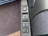 【電動格納ミラー】サイドミラーは電動格納式となっており、狭い駐車場でもキズがつくリスクを抑えられます。