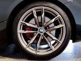 【BMWアロイホイル】軽量かつ強度に拘ったアロイホイル。走行性能ポテンシャルを引き出す設計。車の足元を引き締めてくれる大きなポイントはアロイホイルです。