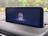 【10.25インチマツダコネクト】車内の雰囲気にマッチした大型ディスプレイ。スマホ接続でのナビ使用やBluetooth再生等、様々な機能が楽しめます。直感的なダイヤル操作が可能で、使い勝手も良好です。
