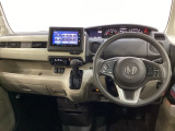車内は光触媒抗菌消臭施工済です。スタイリッシュなデザインで暖かみのあるインパネ周りを演出します。グローブボックスやカップホルダーのほかにトレーなどたくさんの収納スペースが装備されています。