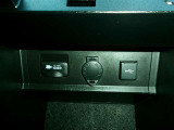 充電用USB端子付き。スマートフォンなどの充電に便利です。