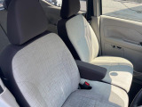 運転席まわりには十分なスペースがあり、大柄な方でもゆったり運転していただける環境です。