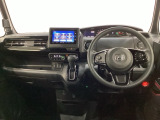 車内は光触媒抗菌消臭施工済です。インパネ周りはスタイリッシュなデザインです。グローブボックスやカップホルダーのほかにトレーなどたくさんの収納スペースが付いています。