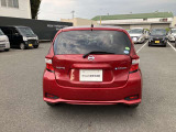 後部座席はプライバシーガラスとなっています。座っている人や置いてある荷物が見えにくくなっているのでプライバシーの確保が出来ます。ぜひ見て確認してみて下さい