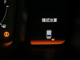 パーキングセンサーシステムは走行中に障害物が迫ると音と表示でお知らせ、低速走行時時の安心感を高めます