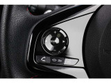 ハンドル左部分でオーディオ操作が可能。そのため、運転中でも目線をずらさずに安全運転♪スマートフォンを接続してハンズフリー通話も可能です。