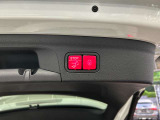 メモリー付きパワーシートが装備されている車両はシートの位置・ドアミラーの角度・ハンドルの位置を3名まで記憶出来ます。