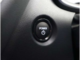 スマートキーを携帯していればキーを取り出さずにドアを施錠&解錠。クルマの始動も可能です。