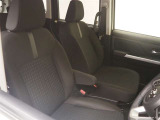 高いホールド性で運転姿勢が安定します。長距離ドライブでも疲れにくいのが魅力です。快適なドライビングライフをお送りください。