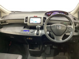 車内は光触媒抗菌消臭施工済です。インパネ周りはスタイリッシュなデザインです。グローブボックスやカップホルダーのほかにトレーなどたくさんの収納スペースが付いています。
