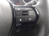 Hondaセンシングの機能のひとつ、アダプティブクルーズコントロール付!アクセルから足を離しても設定したスピードと前車との車間を保ち走行してくれます!車線維持もアシスト☆高速道路で疲労軽減ですね☆