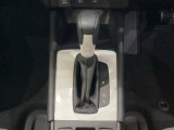 CVT車のセレクトレバーです。低速から高速まで、変速ショックのないスムーズな走りを実現するとともに、エンジン効率のよい領域を維持することで燃費にも貢献します。