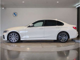 【拘りのFR】BMWが多く採用するFR車。ダイレクトでスポーティな加速感・シャープなハンドリングを実現。縦置きエンジンレイアウトにより、フラットで上質な乗り味です。
