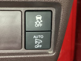 VSA装備車です。VSAはドライバーの操作と車の動きを見守っています。もし車の挙動が乱れたとき、4輪別々にブレーキをかけたり、エンジンパワーをしぼることによって車を安定させます。