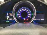 ハイブリット車専用のメーターです。中央のスピードメーターより左右のサブデスプレイで燃費や動力伝達などの情報が見れるようになっています。