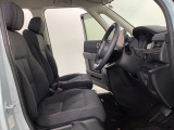 女性でも運転がしやすいように、シートの高さ調整機能(シートリフター)がついています。広い足元にゆったり座れるシートには肘掛も装備しており長距離の運転でも疲れにくいシートです。