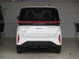 バックドアを横断するロングタイプのLEDリヤコンビネーションランプを軽初搭載。荷室を犠牲にしないランプが、バックドア全体を美しく光らせます。