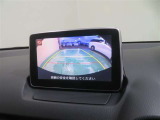 車両後方の映像を映すバックモニター。進路を確認しながら安全に車庫入れできます。