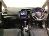 車内は光触媒抗菌消臭施工済です。インパネ周りはスタイリッシュなデザインです。グローブボックスやカップホルダーのほかにトレーなどたくさんの収納スペースが付いています。