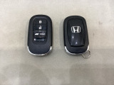 スマートキーを装備しています。鍵を差し込むことなくドアロックの開け閉めと、スタートボタン操作でのエンジンスタートができます。ボタン操作でトランクが開けられる電動テールゲートのボタンもついています。