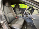 運転席まわりには十分なスペースがあり、大柄な方でもゆったり運転していただける環境です。