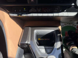 運転席・助手席にはシートヒーター&ベンチレーションを装備。季節を問わず快適にお乗りいただけます。スマートフォンのワイヤレス充電に対応。置くだけで充電でき、車内もすっきり使えます。