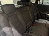 メルセデスのシートは少し硬めになっております。長時間の運転の際、適度な反発があることでお尻や腰の負担を減らす効果が御座います。