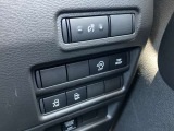 左右の電動スライドドア開閉スイッチです。運転席からも開閉操作が出来て便利です。