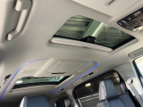 【サンルーフ】開放感たっぷりの希少装備、サンルーフが装着されています!車内に明かりを取り入れたり景色を楽しむ以外にも、車内の空気も簡単に換気できて快適です!
