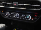 【オートエアコン】温度を設定すれば自動で快適な車内温度を保ちます。エアコン内部の高性能脱臭フィルターで車内のアレルゲンや花粉を除去。
