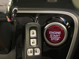 【Hondaスマートキー】カバンやポケットに入れたままでもドアの施錠・解錠が可能なスマートキーを装備。エンジンのオン・オフ時もカギを取り出す必要が無いからとっても便利です♪