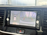 【バックガイドモニター】車両後方の映像をナビ画面に表示し、駐車などの後退操作をサポートします。