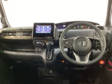 車内は光触媒抗菌消臭施工済です。インパネ周りはスタイリッシュなデザインで機能や装備も充実しています。グローブボックスやカップホルダーのほかにトレーなどたくさんの収納スペースが付いています。