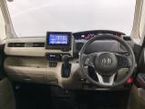 車内は光触媒抗菌消臭施工済です。インパネ周りはスタイリッシュなデザインで機能や装備も充実しています。グローブボックスやカップホルダーのほかにトレーなどたくさんの収納スペースが付いています。