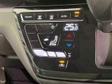 【オートエアコン】一度お好みの温度に設定すれば、車内の温度を検知し風量や温度を自動で調整。暑い&hellip;寒い&hellip;と何度もスイッチ操作をする必要はありません。快適な車内空間には必須の機能ですね♪