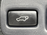 【パワーバックドア】スマートキーや運転席のボタンを押すだけでリアゲートが自動で開閉します!荷物を持っている時や、高い位置にあるバックドアを閉める際に便利な機能です♪
