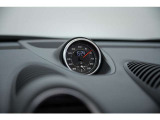 スポーツクロノパッケージを装備。ダッシュボード中央のアナログストップウォッチは、718のコクピットを特別な空間へと引き上げてくれる存在です。