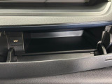 運転席側のインパネアッパーボックスは嬉しい収納!USBソケット付きでスマホの充電もできます!