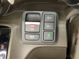 セレクトレバーの右に電子制御パーキングブレーキがあります。スイッチひとつで、停車した地点の傾斜などをシステムが検知・判断してブレーキ力を自動的に最適制御し、しっかり停車できるパーキングシステムです。