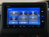 地図情報がSDカード等メモリーカードに保存されているカーナビ。または、エントリーナビキット付きディスプレイオーディオ。