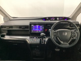 車内は光触媒抗菌消臭施工済です。スタイリッシュなデザインでスポーティなインパネ周りを演出します。グローブボックスやカップホルダーのほかにトレーなどたくさんの収納スペースが付いています。