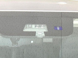 【三菱e-Assist】走行中に前方の車両等を認識し、衝突しそうな時は警報とブレーキで衝突回避と被害軽減をアシスト。より安全にドライブをお楽しみいただけます。
